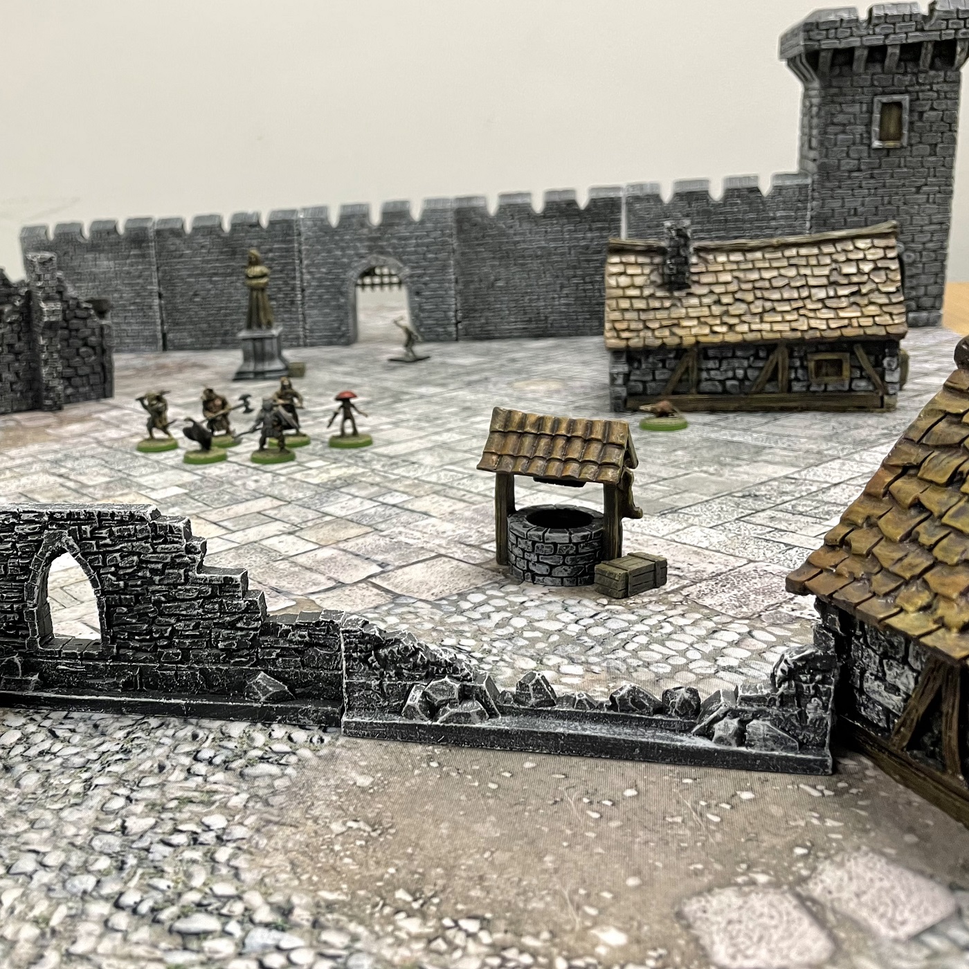 Roll to Hit - A "Miniature" Tabletop Tale