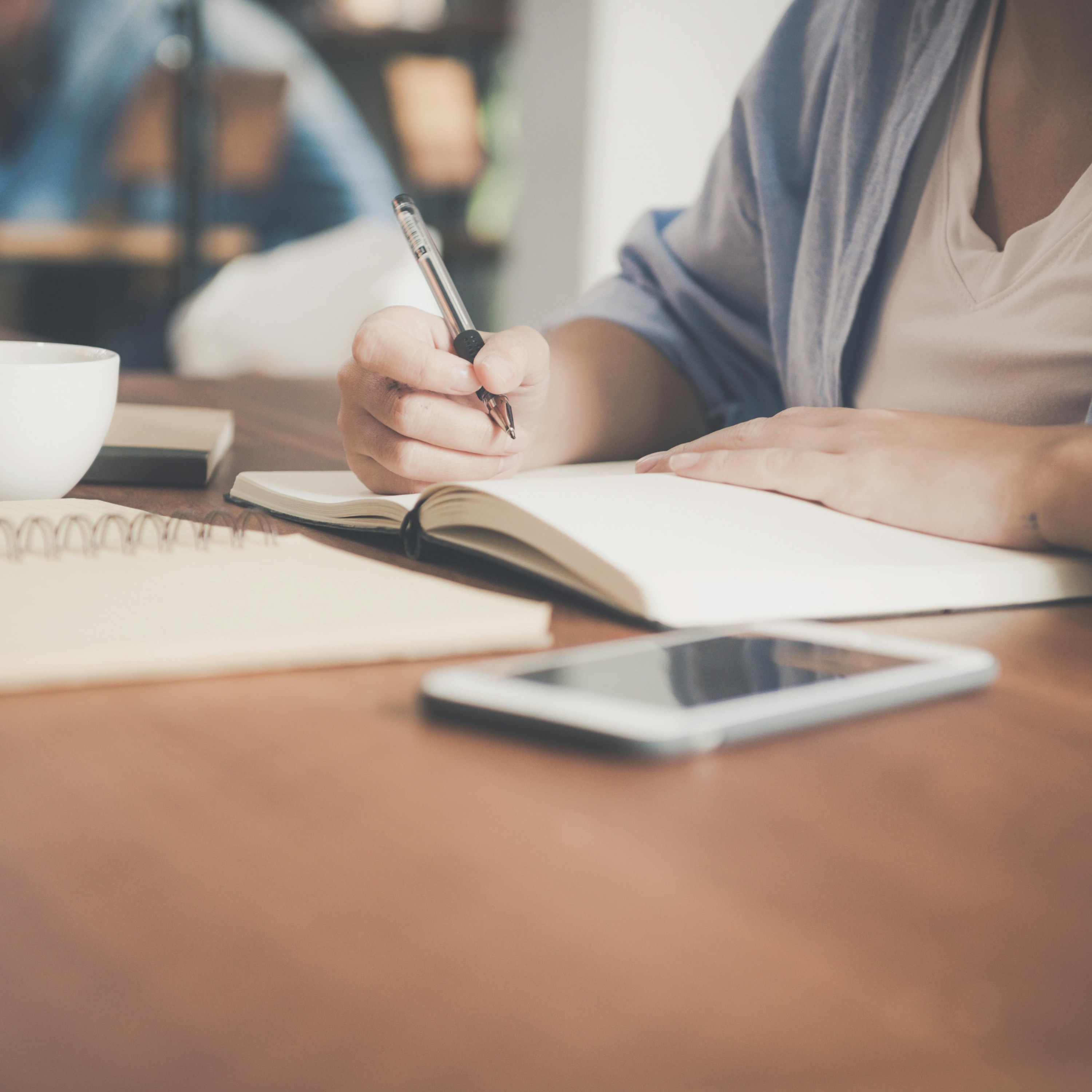 Comparing Institutional Tutoring Services and Independent Online Class Assistance
