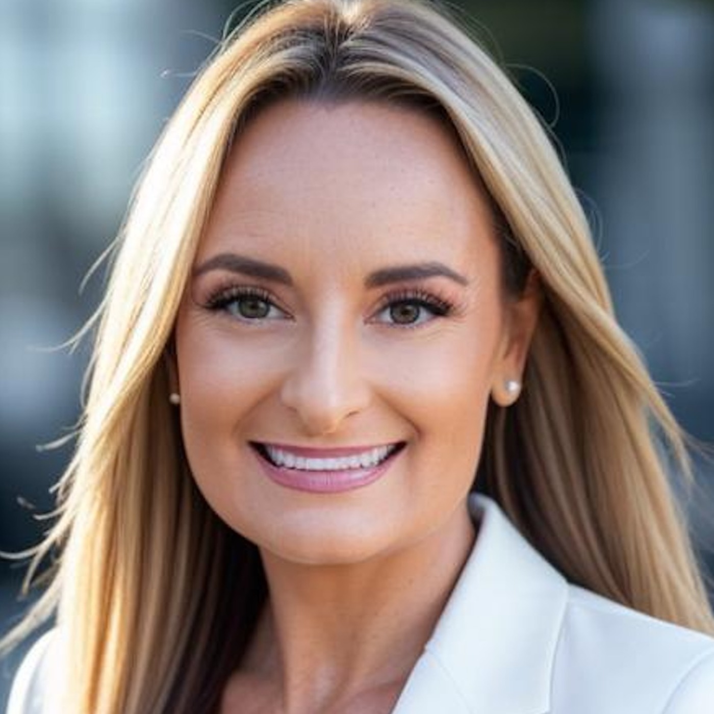 How to go from Invsible to Influential with Michelle Hummel
